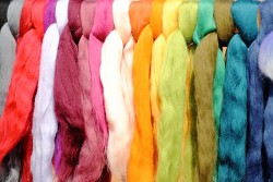 Ovčí vlna merino barvená česaná 10 gr. - jemná - různé barvy