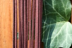 Kožený řemínek hranatý - vepřovice - 10 červeno-hnědý